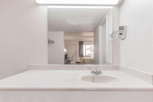 Ένα μπάνιο στο Days Inn by Wyndham South Fort Worth
