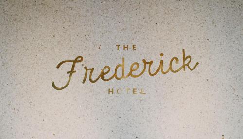 Sijil, anugerah, tanda atau dokumen lain yang dipamerkan di The Frederick Hotel Tribeca