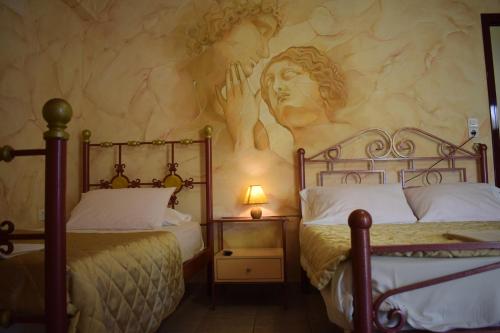 Кровать или кровати в номере Akrotiri Rooms
