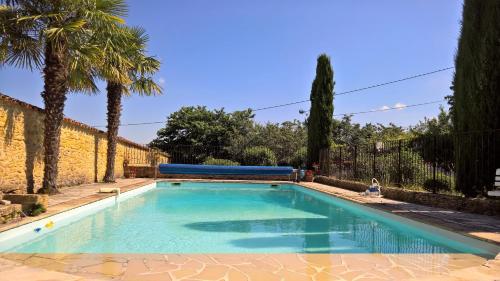 The swimming pool at or close to Le Clos des Pierres Dorées