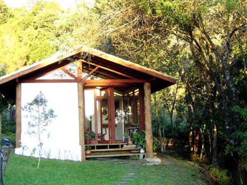 a small cabin in the middle of a yard at Pousada da Mata in Cunha