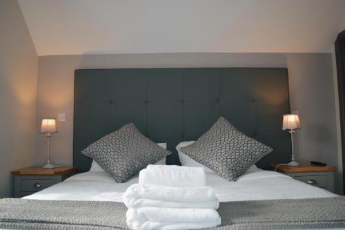 a bedroom with a bed with towels on it at The Apple Inn in Lucker