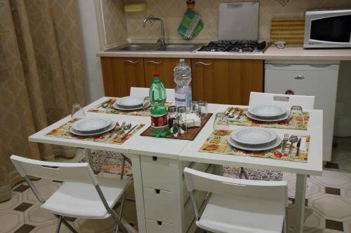 ナポリにあるFira's homeのキッチン(食器、ドリンク付)