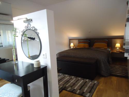 Apartment Spectre في زغرب: غرفة نوم بسرير ومرآة وطاولة