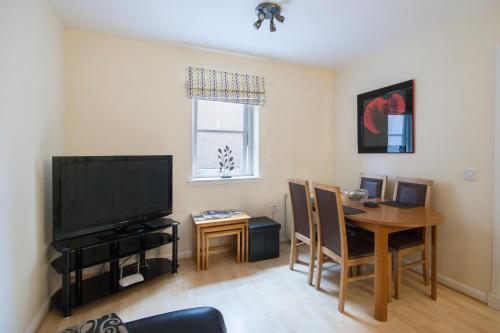 Μια τηλεόραση ή/και κέντρο ψυχαγωγίας στο 4 Varis Apartments