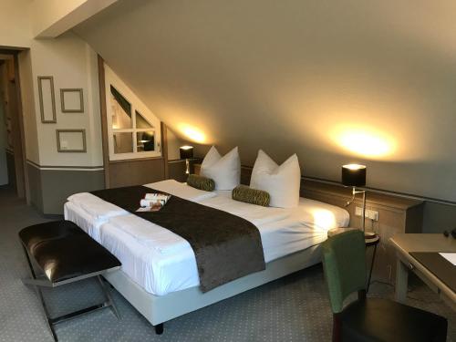 Ένα ή περισσότερα κρεβάτια σε δωμάτιο στο Romantisches Hotel Menzhausen