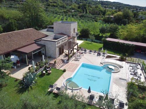 O vedere a piscinei de la sau din apropiere de Villa Maddalena