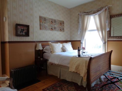 En eller flere senge i et værelse på Blackinton Manor