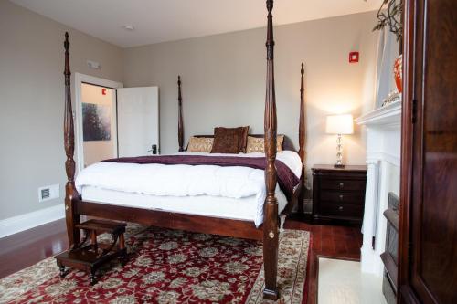 Кровать или кровати в номере Morning Sun Inn - Pittsburgh