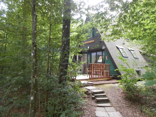 a small house in the middle of the woods at Woodpecker - bungalow 29 in Durbuy