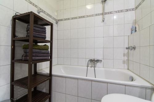 Un baño con bañera, inodoro y toallas. en Altstadt Bolker Original, en Düsseldorf