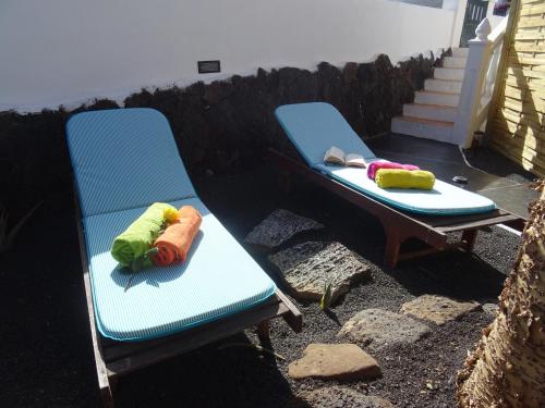 two lawn chairs sitting on top of a patio at Mi Abeto in Tías