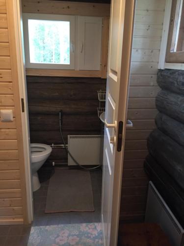 Kylpyhuone majoituspaikassa Mäntyharju-mökki