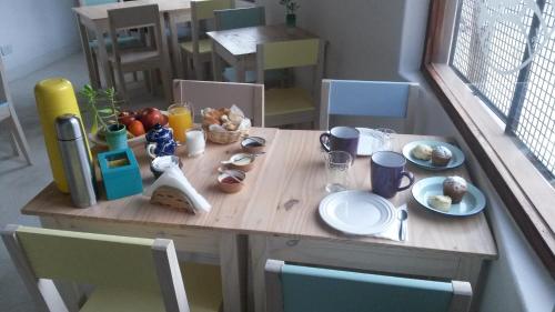 een houten tafel met eten erop bij Alojamiento en Tilcara in Tilcara