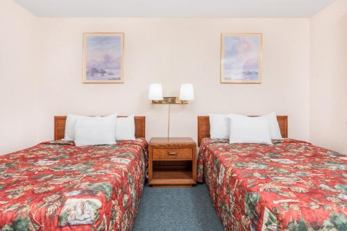 Postel nebo postele na pokoji v ubytování Days Inn by Wyndham Burns