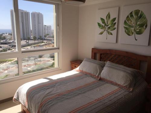 1 dormitorio con 1 cama y 2 ventanas grandes en Dpto La Serena, en Coquimbo