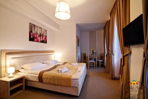 En eller flere senge i et værelse på Villa Astra - Apartments & Restaurant