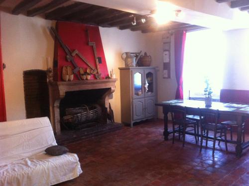 - un salon avec une table et une cheminée dans l'établissement Gite Vezelay, à Chamoux