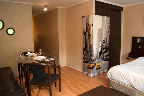 Habitación de hotel con mesa y cama en Amg Apartments San Sebastian, en Santiago