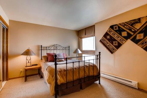 a bedroom with a bed and a window at The Plaza Condominiums by Crested Butte Mountain Resort in Mount Crested Butte
