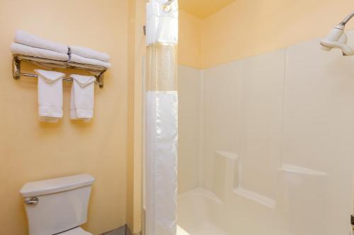 Vonios kambarys apgyvendinimo įstaigoje America's Best Value Inn & Suites Bakersfield Central