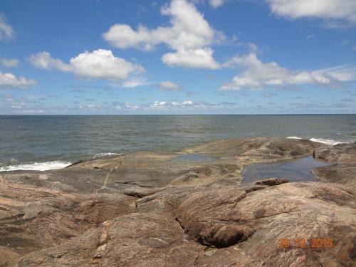 a view of the ocean from a rocky beach at Hotel Pousada Girassol in Matinhos
