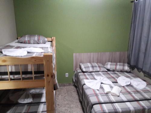 Ліжко або ліжка в номері Hostel Falcão-Suites Privativas com Ar Condicionado