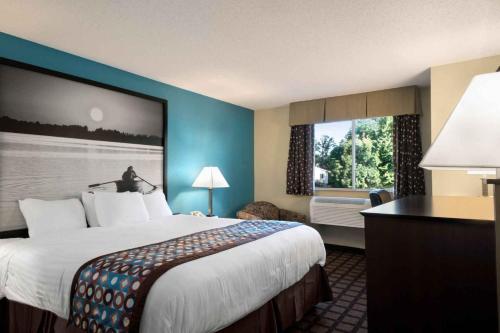 Ein Bett oder Betten in einem Zimmer der Unterkunft Super 8 by Wyndham Whitewater WI