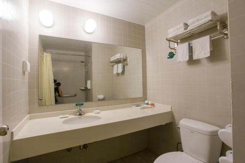 uma casa de banho com um lavatório, um WC e um espelho. em Jinjiang Inn Beijing East Lianshi Road em Pequim
