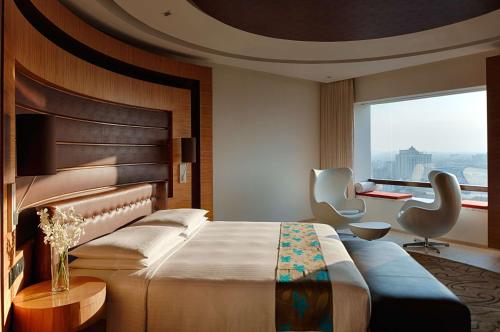 Voodi või voodid majutusasutuse Hyatt Regency Chennai toas