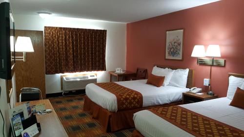 Postel nebo postele na pokoji v ubytování Americas Best Value Inn and Suites - Nevada