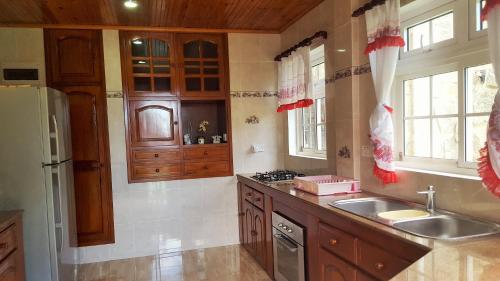 Kuchyň nebo kuchyňský kout v ubytování Hibiscus House Seychelles Self Catering