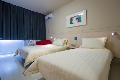 Ένα ή περισσότερα κρεβάτια σε δωμάτιο στο Jinjiang Inn Beijing Fengtai East Avenue Railway Station