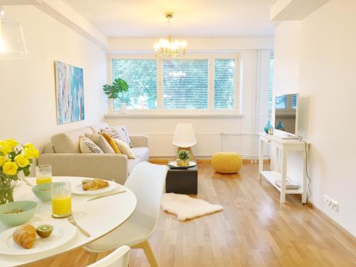 - un salon avec une table et un canapé dans l'établissement Lahti Center Design Apartment Uno, à Lahti