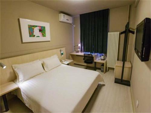 Postel nebo postele na pokoji v ubytování Jinjiang Inn Beijing Zhushikou