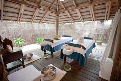 Tempat tidur dalam kamar di Diamonds Thudufushi Maldives Resort & Spa