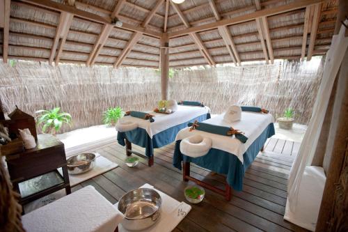 Postel nebo postele na pokoji v ubytování Diamonds Thudufushi Maldives Resort & Spa