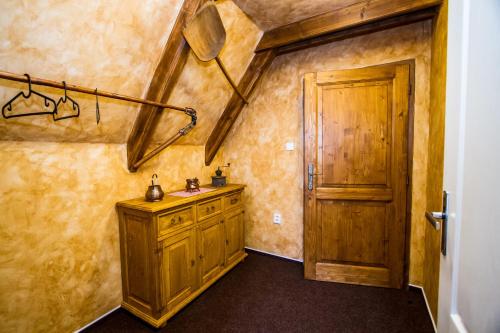 Un baño con lavabo y puerta de madera. en Areal Salas, en Kajlovec