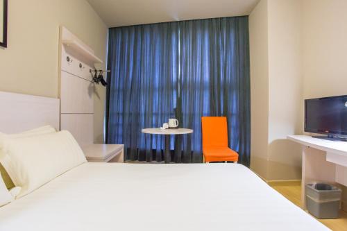 Una cama o camas en una habitación de Jingjiang Inn Beijing Yizhuang Development Zone