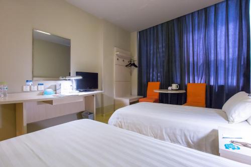 A bed or beds in a room at Jingjiang Inn Beijing Yizhuang Development Zone