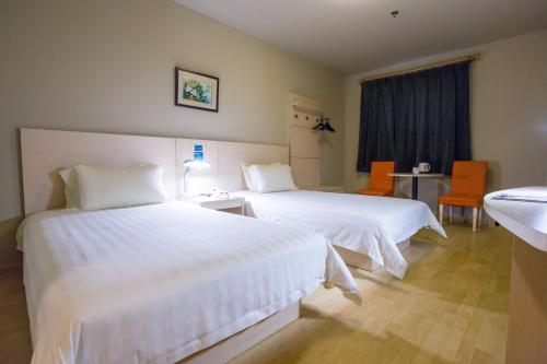 Una cama o camas en una habitación de Jingjiang Inn Beijing Yizhuang Development Zone