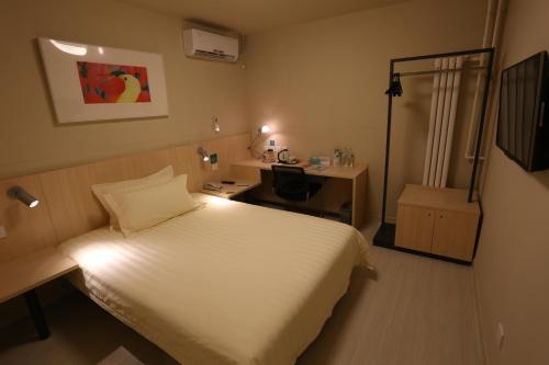 En eller flere senge i et værelse på Jinjiang Inn Beijing Shangdi Technology Park