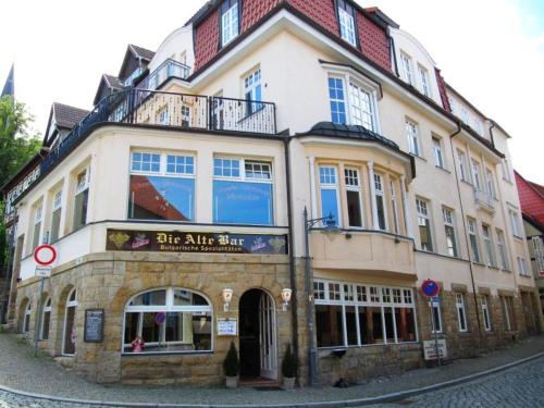 un gran edificio al lado de una calle en Große Wohnung mit Terrasse im Altstadtzentrum - Ferienwohnung Chiplakoff en Blankenburg