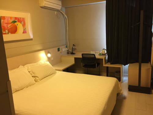 Ένα ή περισσότερα κρεβάτια σε δωμάτιο στο Jinjiang Inn Beijing Pingguoyuan