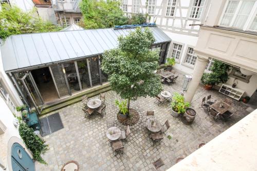 an overhead view of a patio with tables and a tree at Palais Schrottenberg in Bamberg