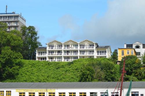 um grande edifício branco no topo de uma colina em Villa Prinz Heinrich _ Panoramabli em Sassnitz