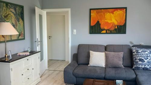 a living room with a couch and a painting on the wall at Mach mal Pause bei Geni & Bernd in Kleineichen