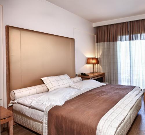 Ein Bett oder Betten in einem Zimmer der Unterkunft Olympus Thea Boutique Hotel