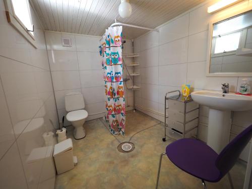 ein kleines Bad mit einem Waschbecken und einem WC in der Unterkunft Steinbakk - Vestresand Lofoten in Bøstad