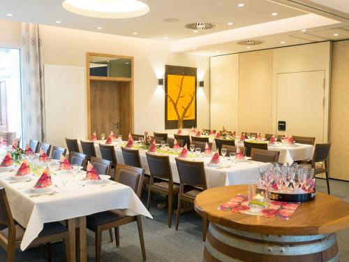 a dining room with tables and chairs in a room at Hotel Restaurant Schute in Emstek